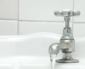 Por qué el agua embotellada es una pérdida financiera (y cómo solucionarlo)